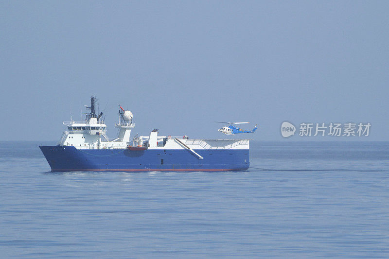 地震勘探船与直升机