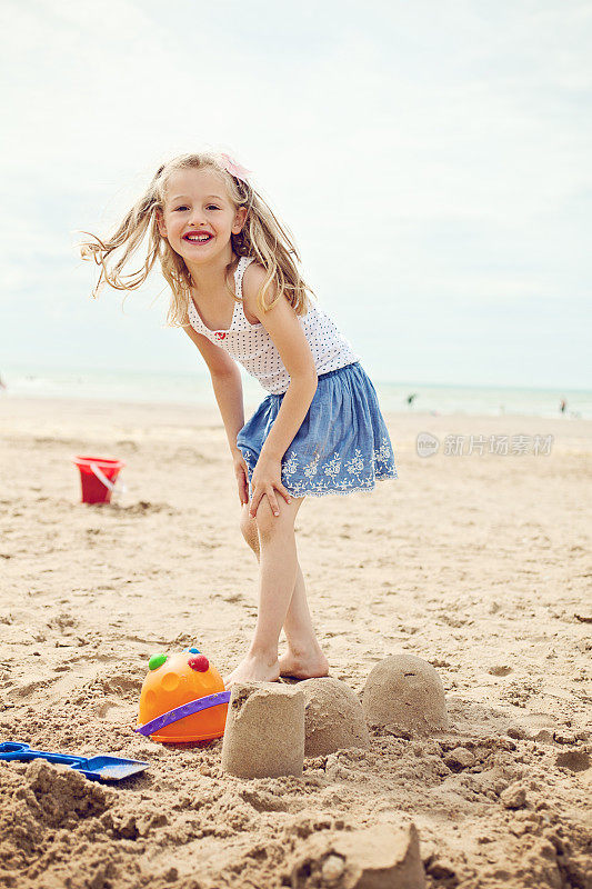 小女孩在海滩上玩