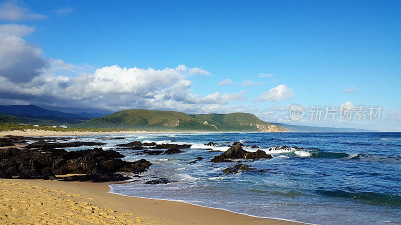 美丽的沙滩，岩石池和遥远的海角