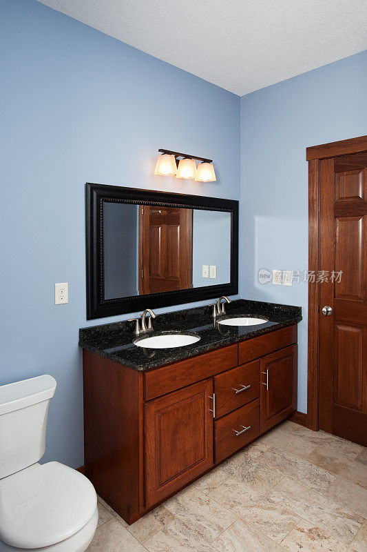 新房子浴室双梳妆台和蓝色墙壁