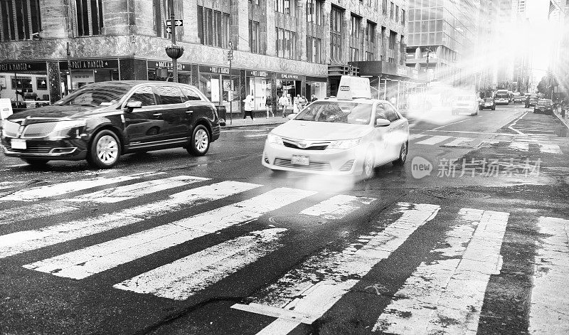 纽约曼哈顿的出租车交通。黑色和白色。