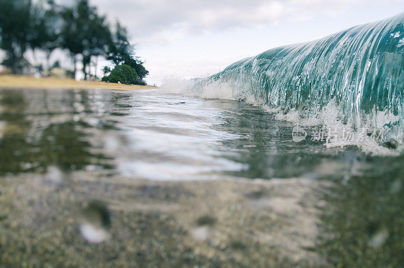 一堵汹涌的波浪墙