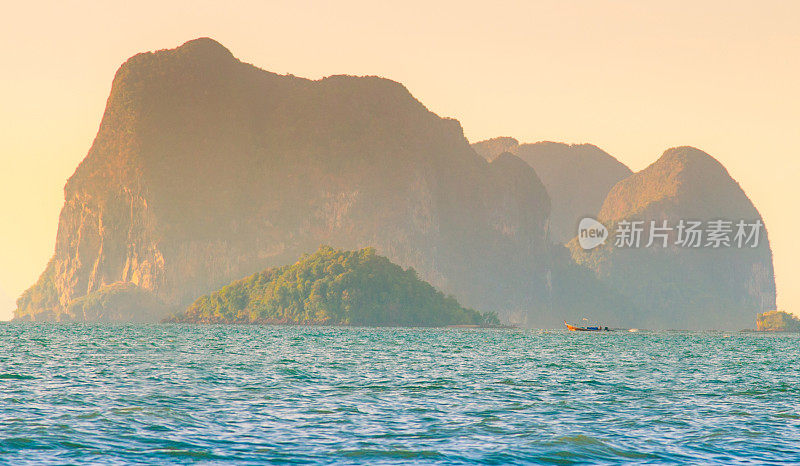 美丽的日落在热带海洋