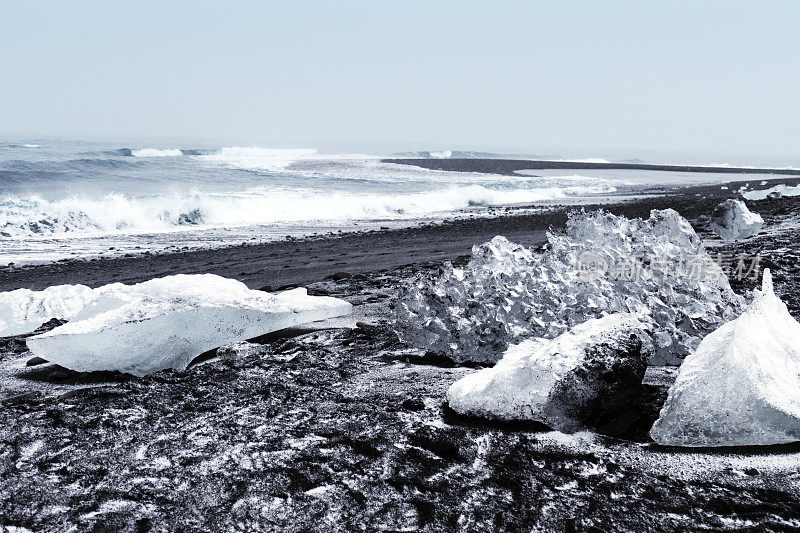 冰岛Jokulsarlon熔岩海滩上的黑沙上的冰块