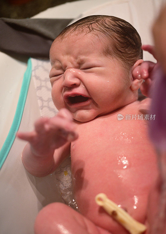 女婴Bathtime