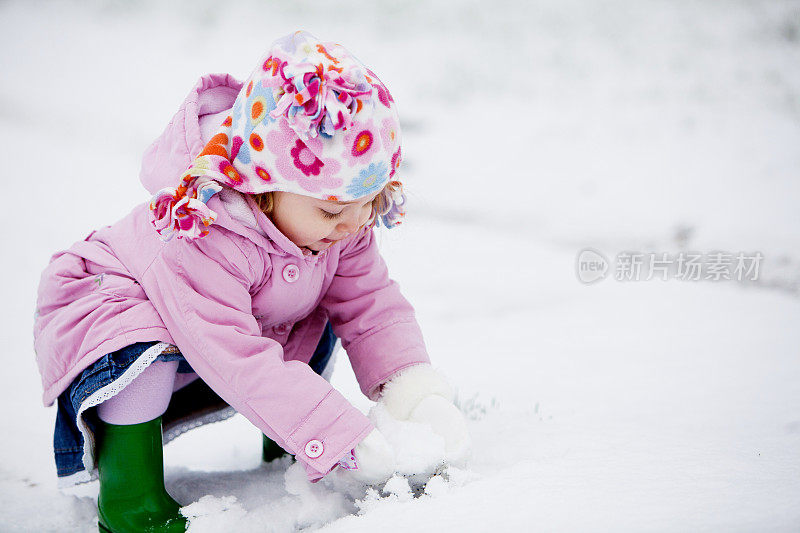 小女孩在雪里玩