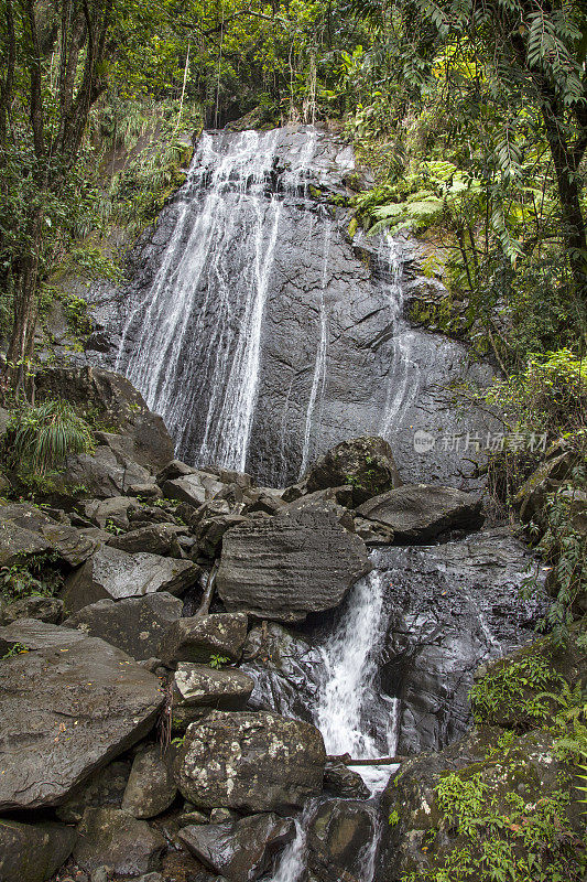 水依附在岩石上