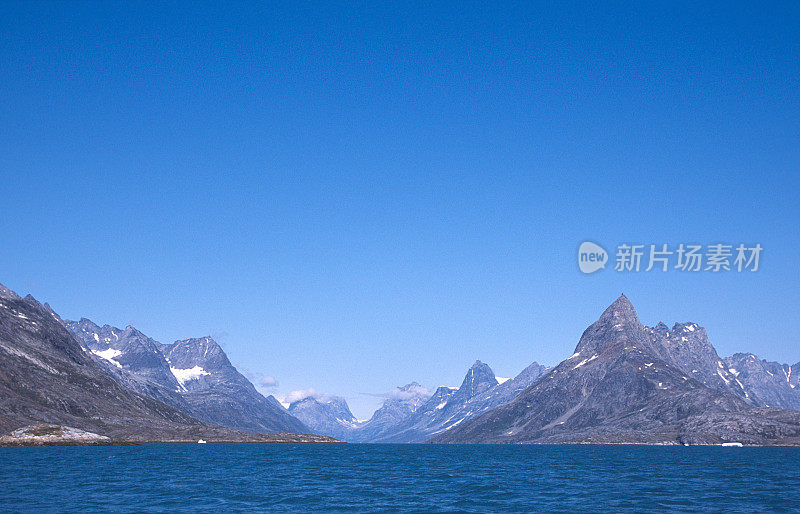 格陵兰岛东部的峡湾和山脉