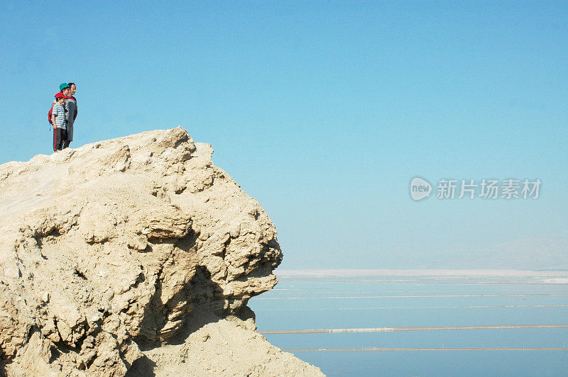 全家在死海附近徒步旅行