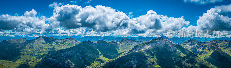 苏格兰绿色山脉，岩石山峰，大天空，云景高地全景