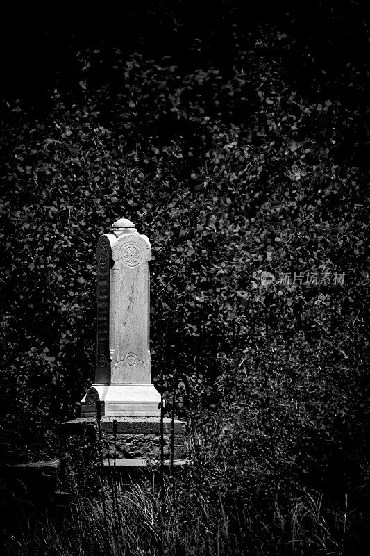 月光墓地里的幽灵墓碑
