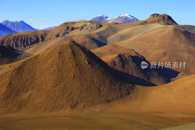 在利坎卡武尔，Sairecabur和Juriques火山和田诗化的阿塔卡马沙漠高原，火山景观全景-圣佩德罗阿塔卡马，智利，Bolívia和阿根廷边境