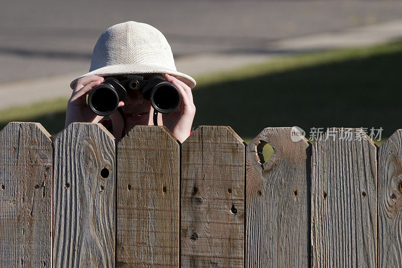 一个戴着双筒望远镜死在篱笆旁的邻居