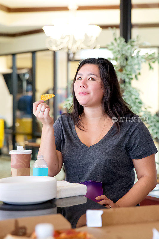 一个二十多岁的白人女人正在吃零食