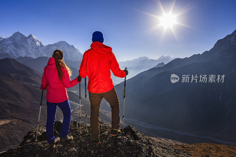 一对夫妇在喜马拉雅山上看日落，珠穆朗玛峰国家公园