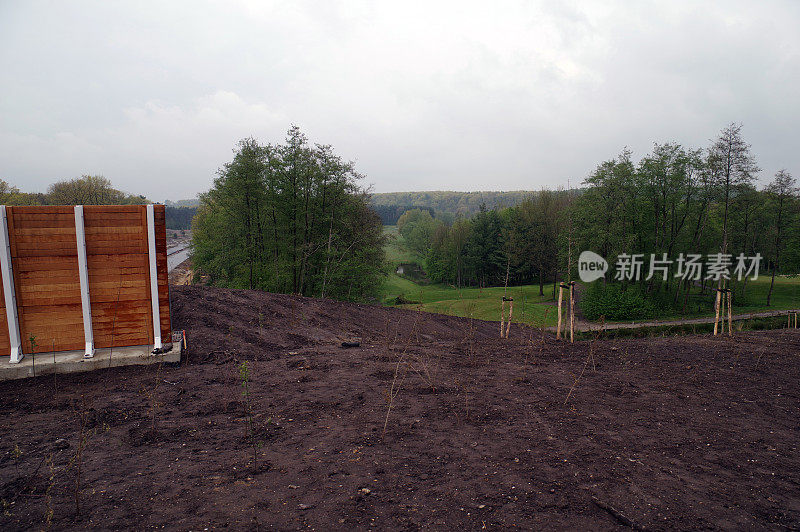 在乡村公路旁准备建一道新栅栏