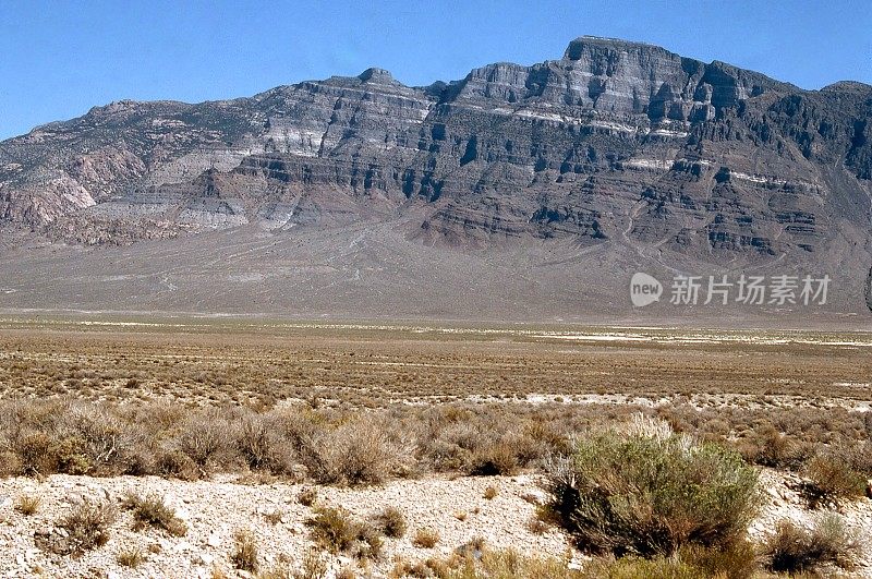 在犹他州西部沙漠的Notch峰在大盆地显示冲积扇和岩石悬崖