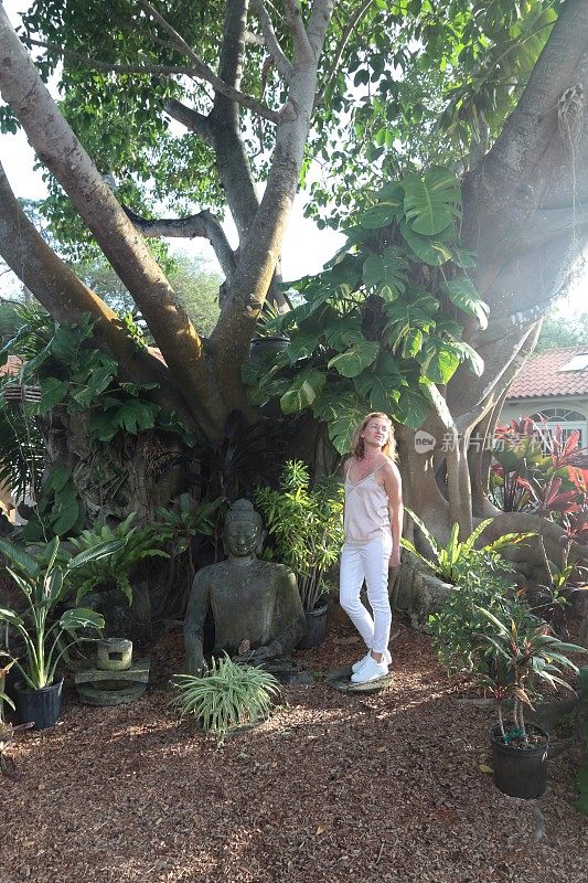 热带花园里的女人。