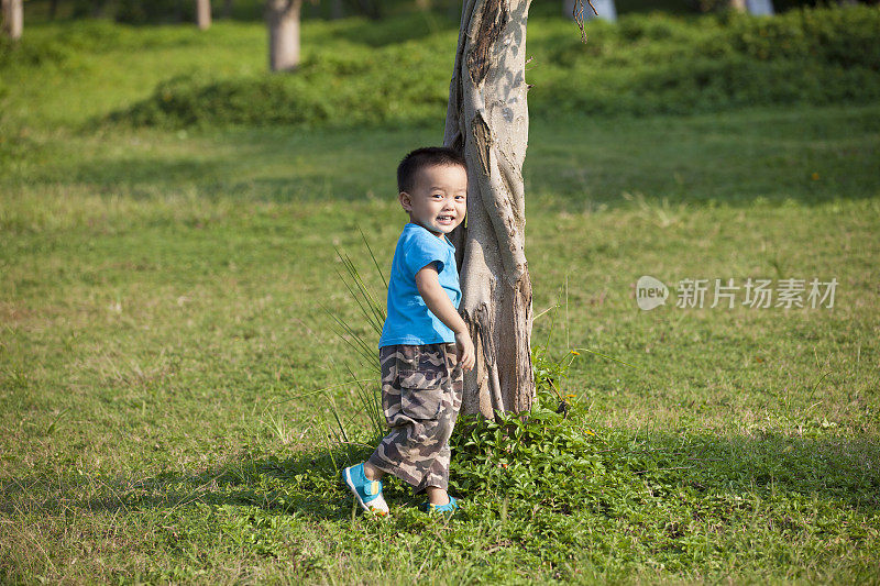 小男孩在户外