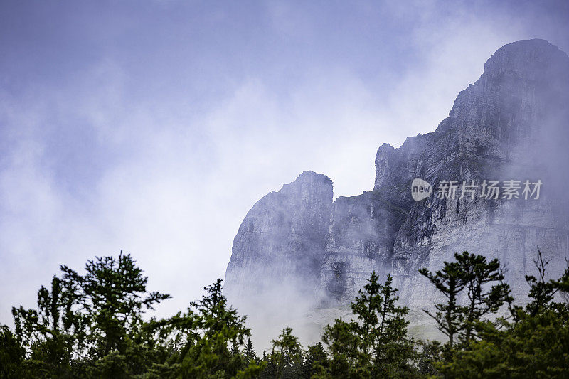 云中阿尔卑斯山山脉的全景