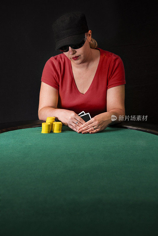 女人扑克玩家在看她的牌
