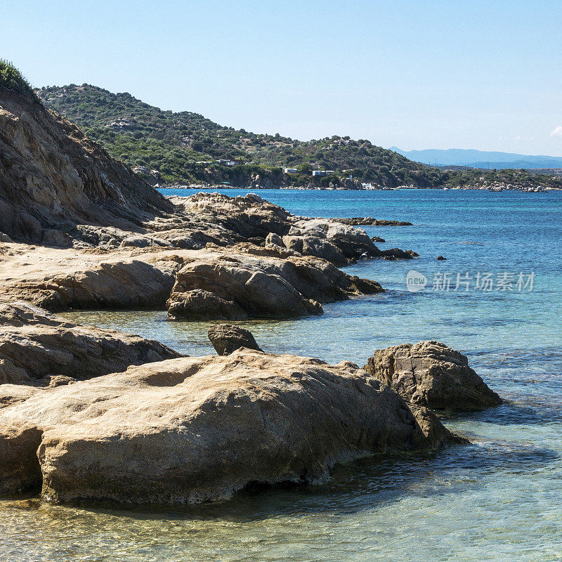 希腊乌拉努波利斯Ammouliani岛的岩石海滩