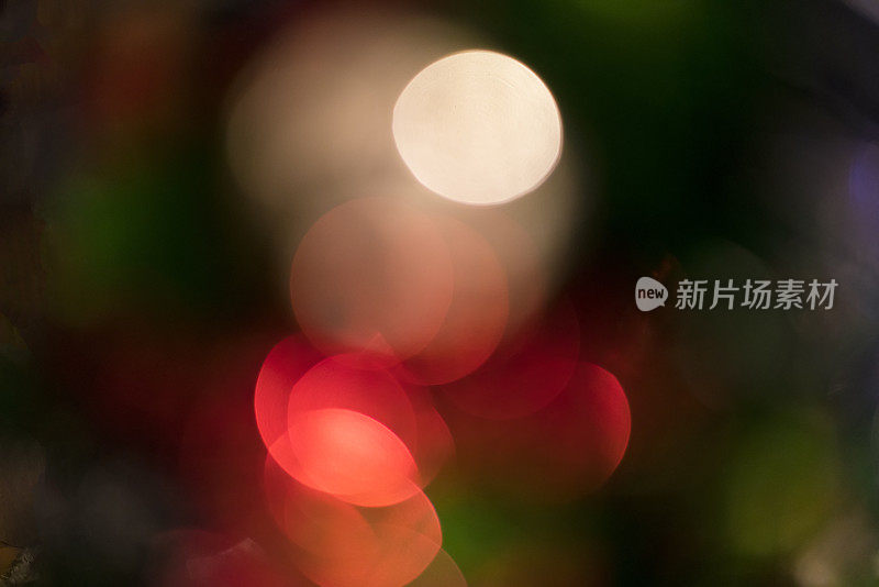 散焦彩球在圣诞树上