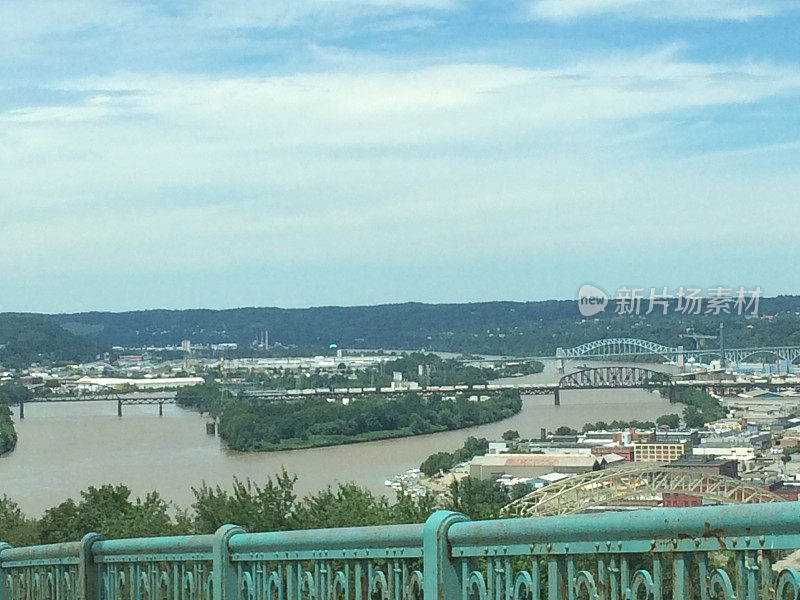 俄亥俄河、阿勒格尼河和莫农加希拉河汇流在匹兹堡，宾夕法尼亚州