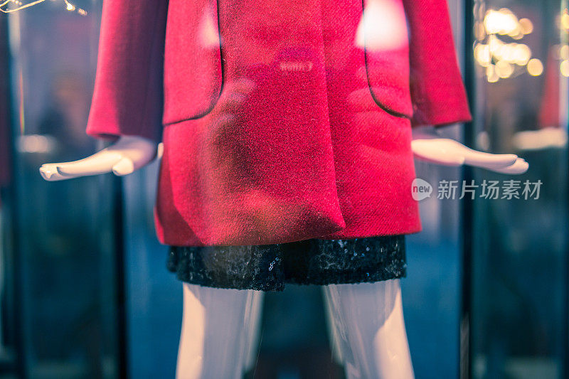圣诞彩灯和穿着红色外套的人体模型在商店展览