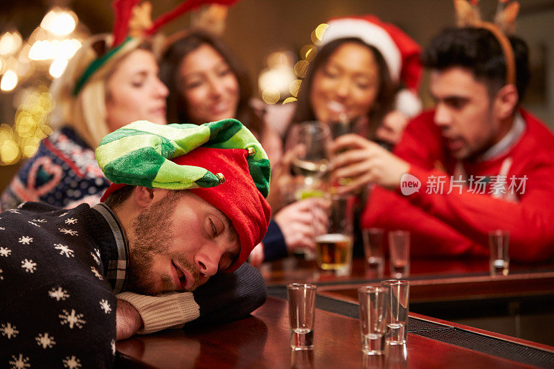 一名男子在酒吧和朋友喝圣诞酒时醉倒了