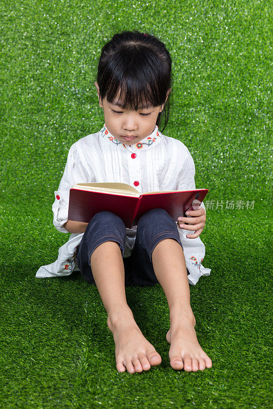 一个亚洲华人小女孩在看书