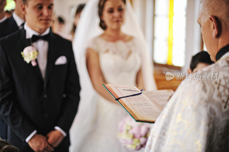牧师为新婚夫妇读了一本圣经背景书