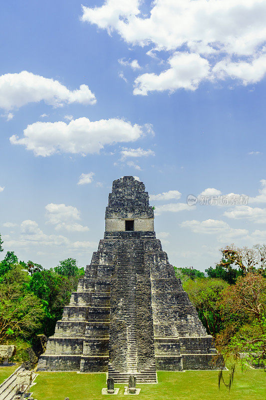 危地马拉蒂卡尔拍摄的玛雅金字塔