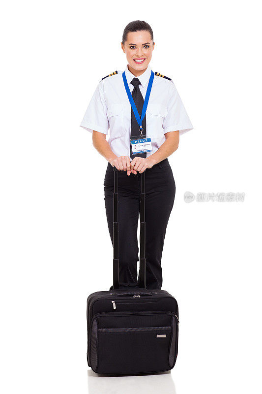 女副机长拿着公文包站着