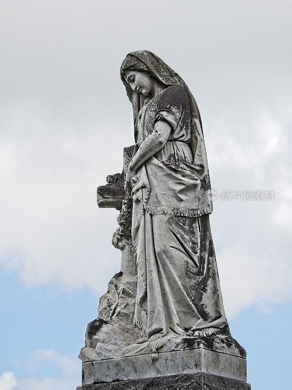 坟墓上的女人雕像