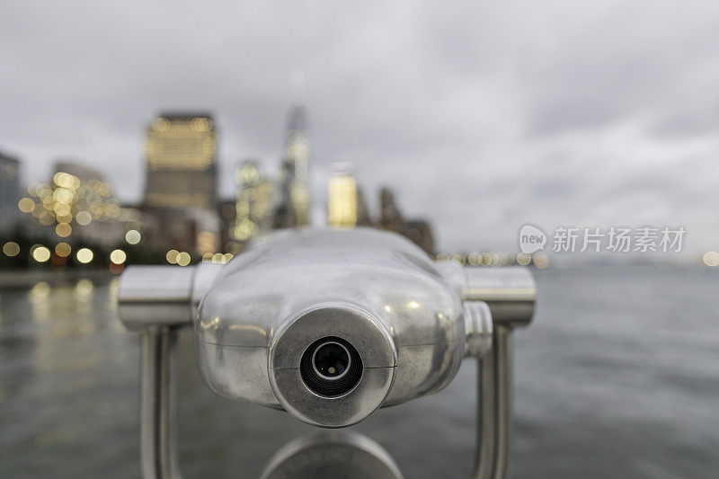 双筒望远镜在纽约下曼哈顿黄昏