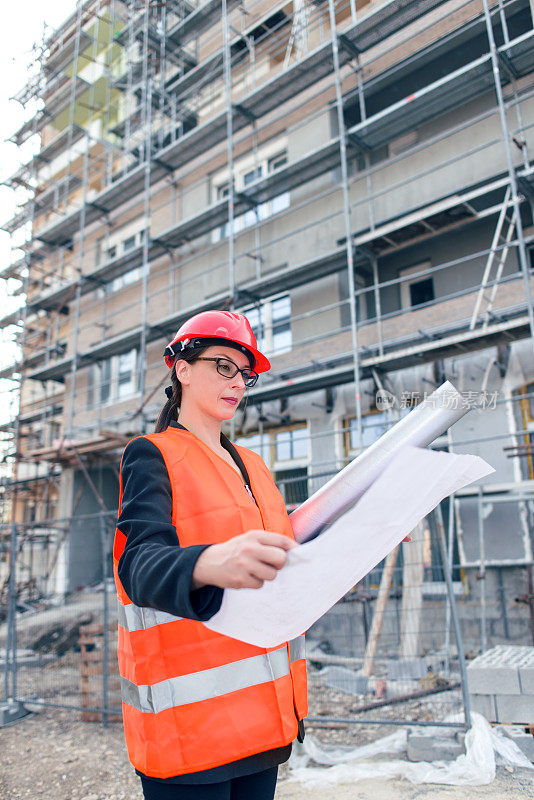 建筑师审查建筑工地的计划