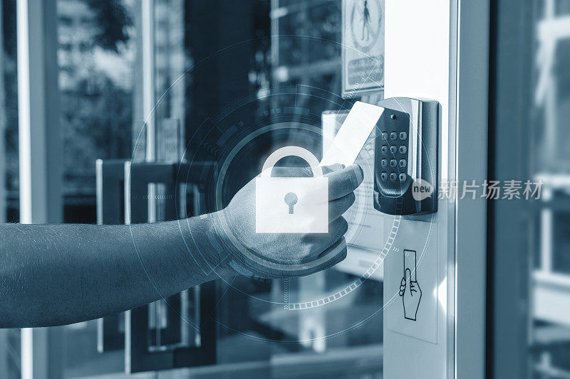 手使用安全钥匙卡扫描打开门进入私人建筑与锁图标技术。家庭和建筑安全系统