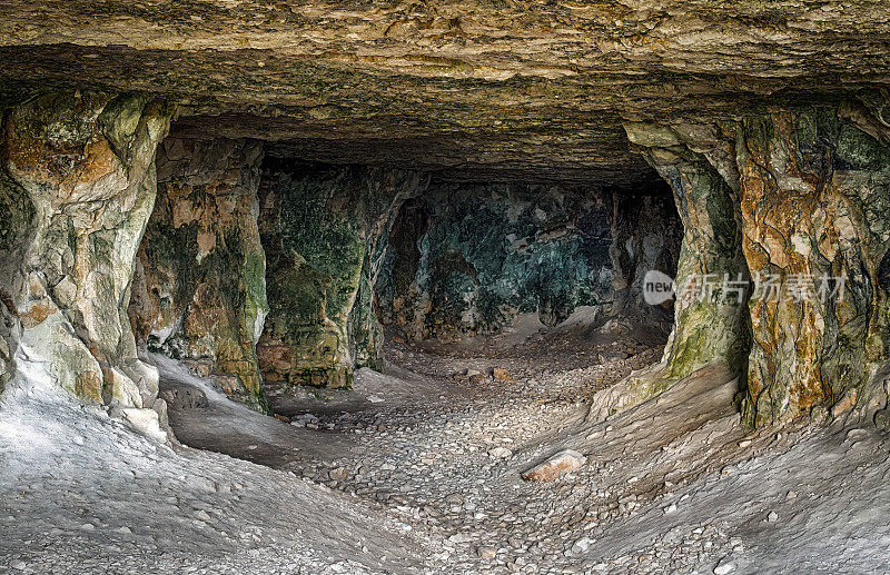 废弃的石灰石隧道