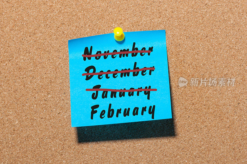二月——冬季月份的名称，在布告栏上用蓝色贴纸标出11月、12月和1月
