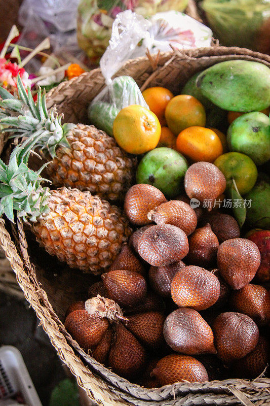 巴厘岛的农民在市场上卖水果