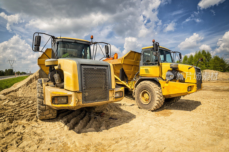 黄色的自卸卡车在建造S6公路，Goleniów，波兰