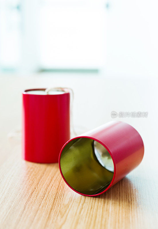 红色罐头可以在桌上打电话