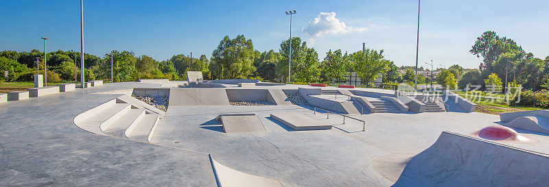 溜冰公园在白天。城市设计混凝土滑板场。