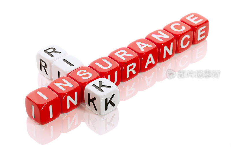 红色和白色玩具积木形成保险纵横字谜:保险和风险概念