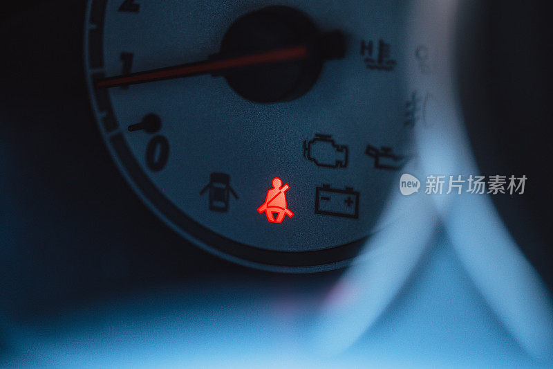 汽车安全带或安全带红灯警告显示在车辆表