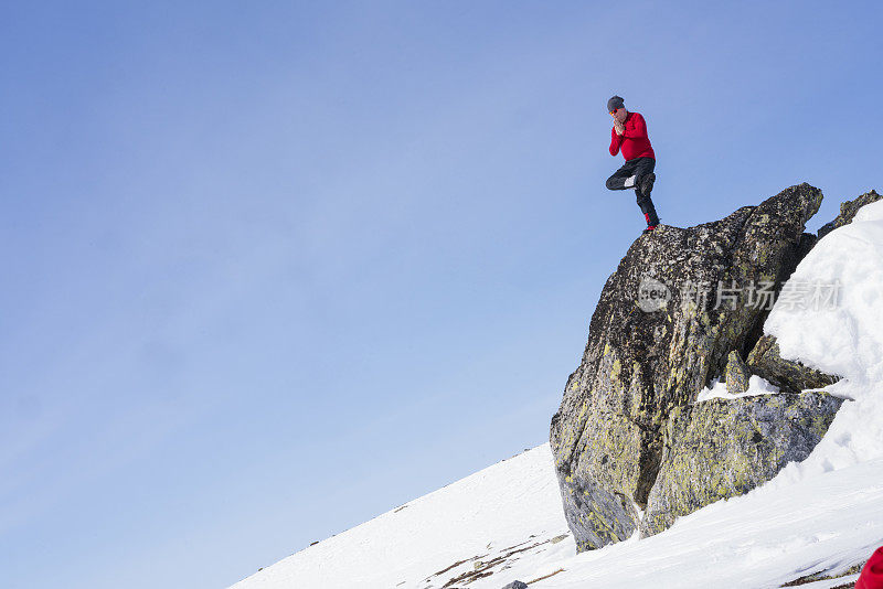 黄金和光荣，伙计，不列颠哥伦比亚省的滑雪者一边练习瑜伽，一边享受挪威哈当厄飞机的荒野