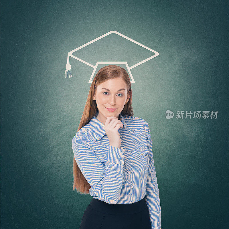 女学生的学位帽图标在黑板上