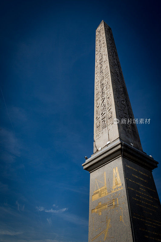 带有象形文字的埃及卢克索方尖碑。协和广场。巴黎,法国。