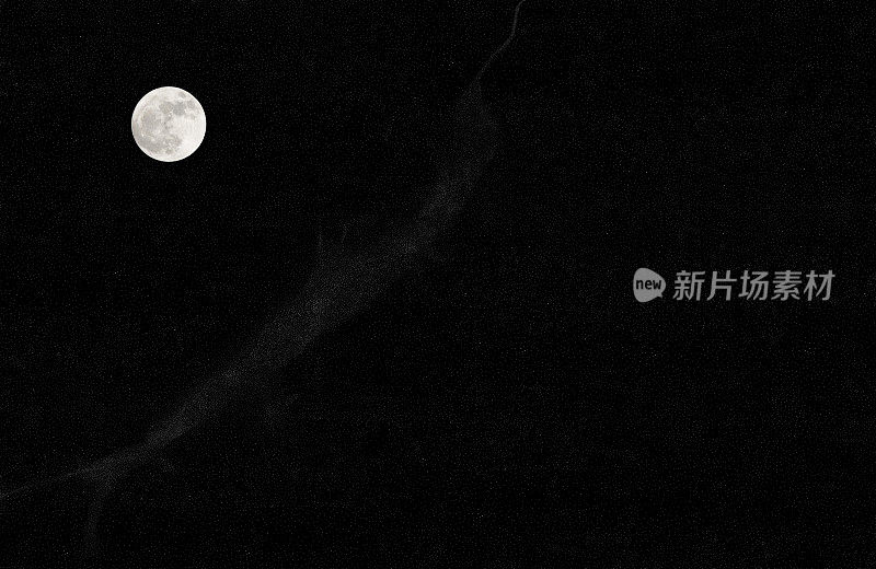 满月，星云和许多闪亮的星星